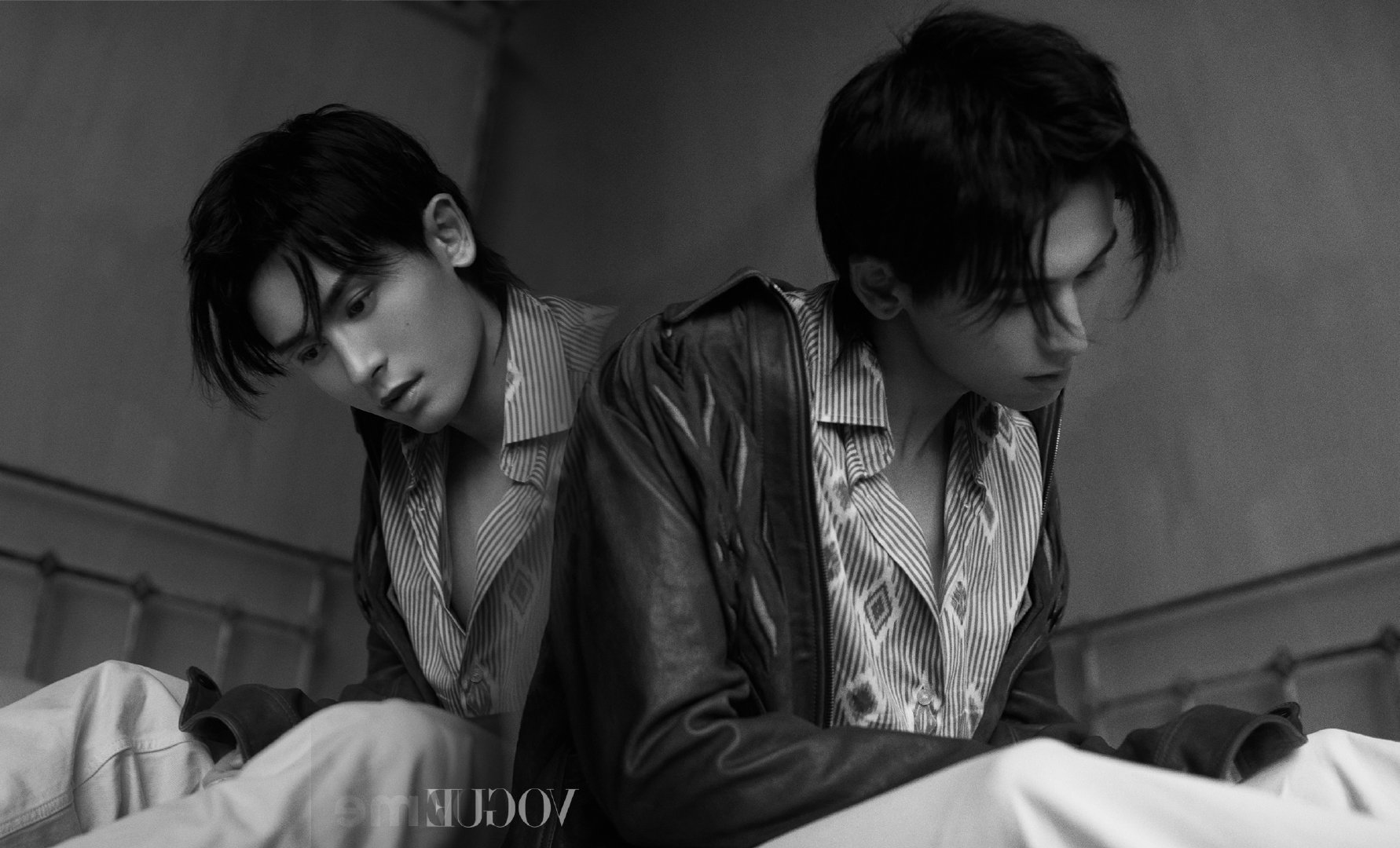 张哲瀚 vogueme六月刊封面大片,各式西服搭配珍珠配饰,精致时尚