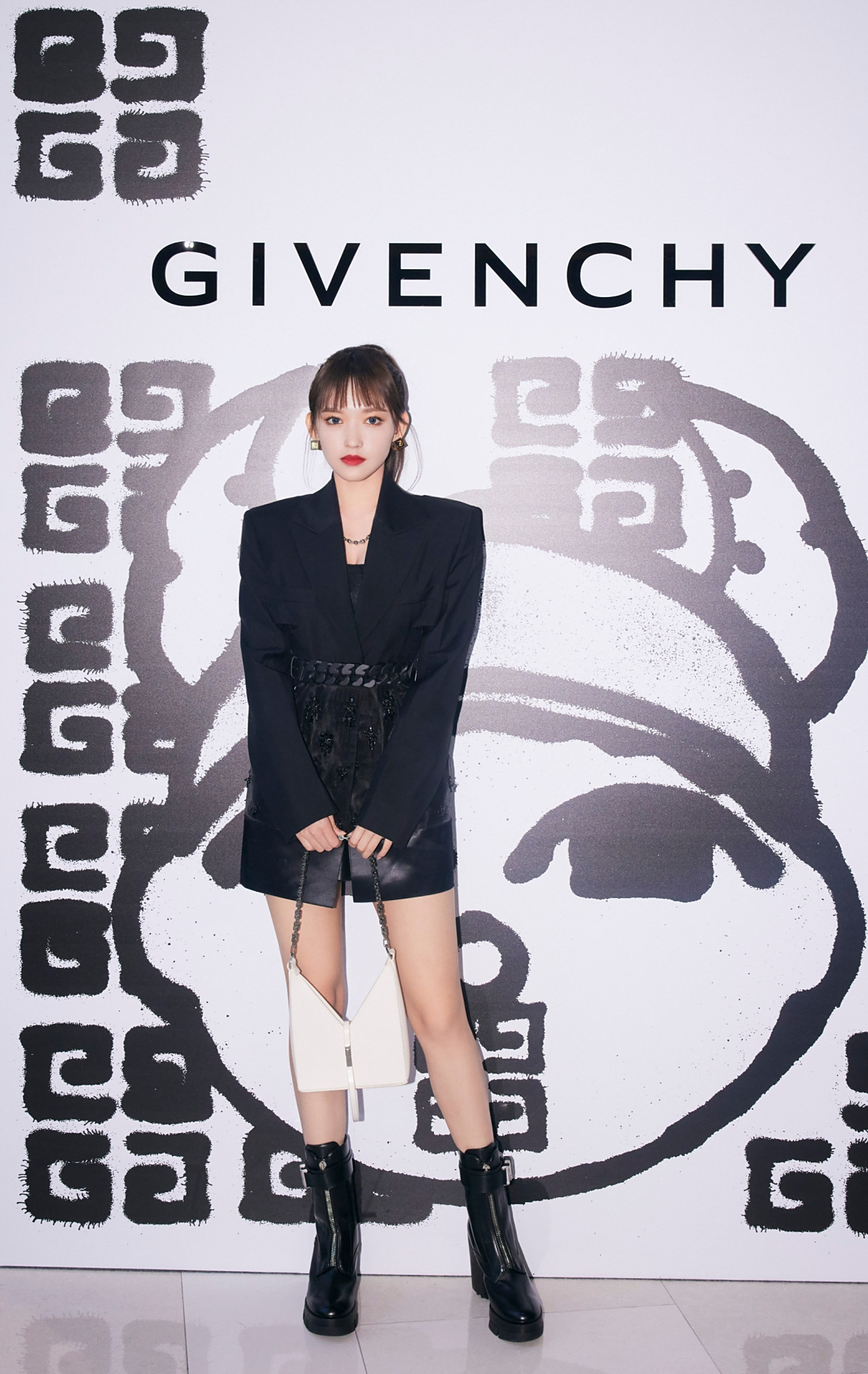 程潇出席活动,身穿黑色西装,下衣失踪,精致优雅,时尚俏丽