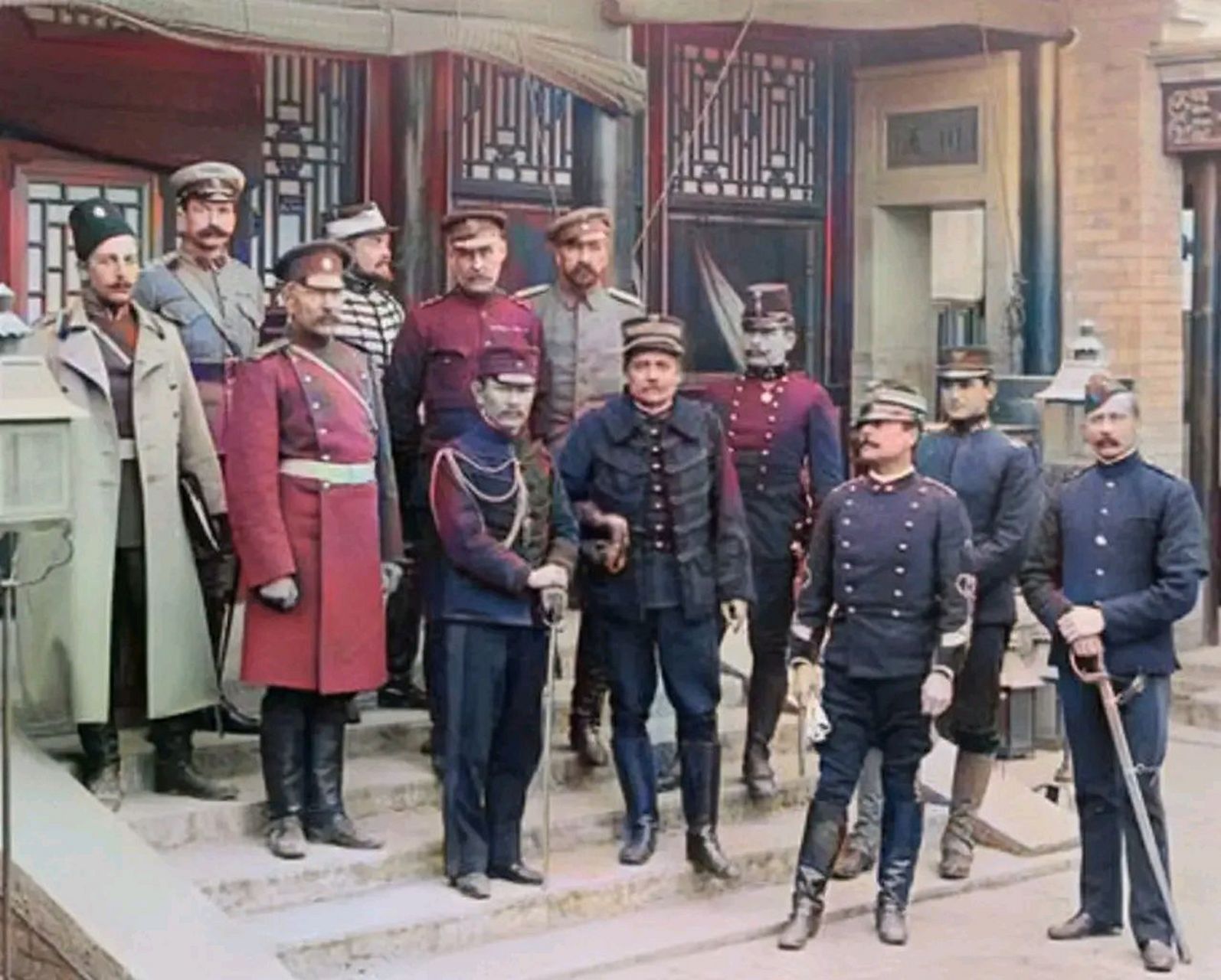 这张照片特别令人愤怒,它是当年部分八国联军军官在北京的合影.