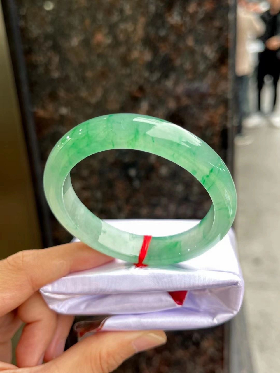 8贵妃冰阳绿色花翡翠手镯,大半圈悠扬旋律飘绿草花,金丝阳绿色,种老水