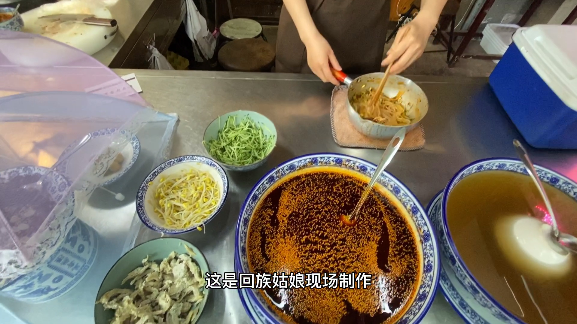 西安旅行,在大皮院巷子里点了一份西安凉皮和肉夹馍,一起22元