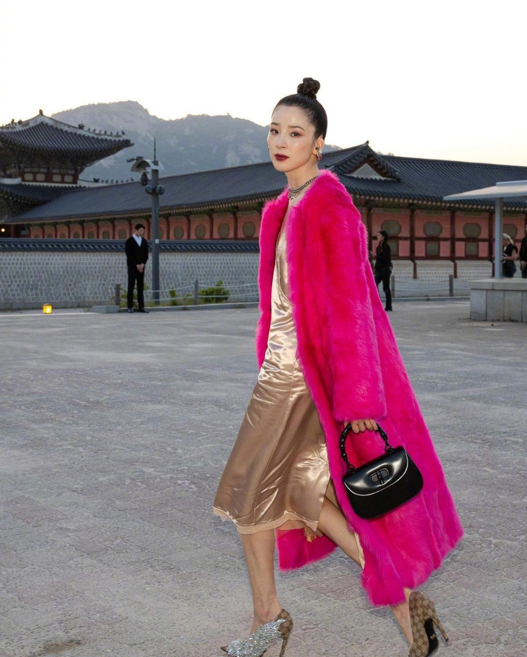 韩国网红模特irene kim和刘雯出席gucci 2024早春度假系列首尔发布秀.