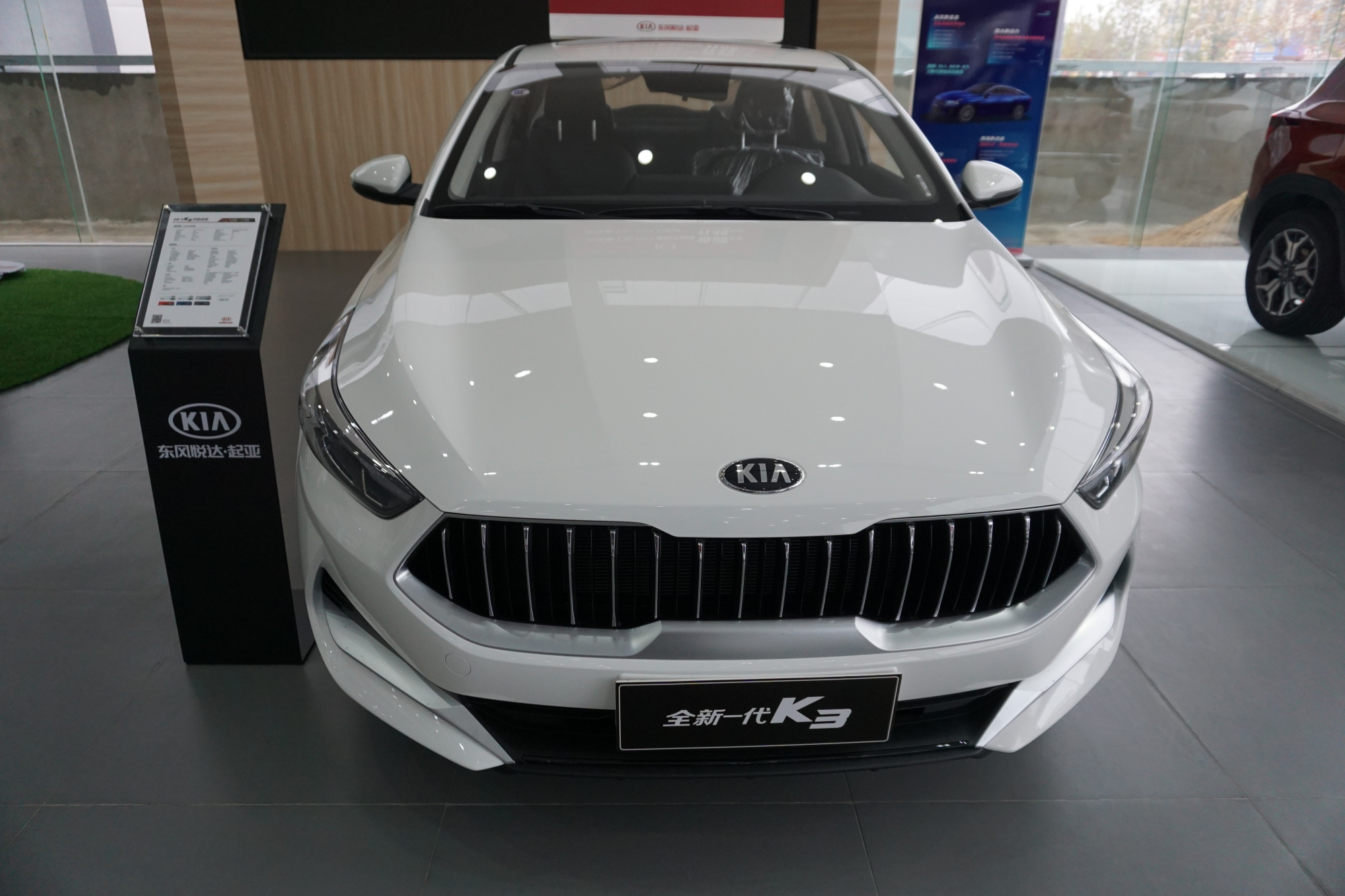 2021款起亚k3实车到店,配led大灯,轴距2700毫米