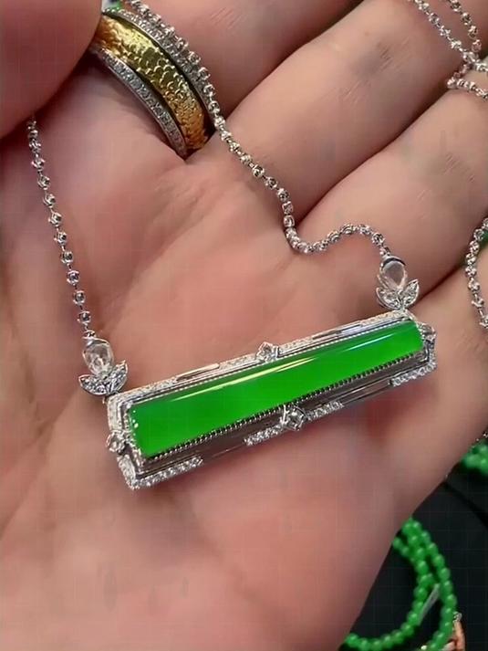 冰种正阳绿翡翠无事牌锁骨链,18k金镶平安柱,很精致