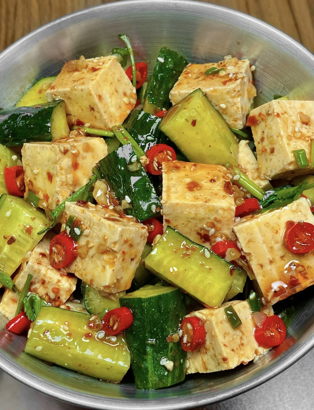 天气热了就没胃口,就喜欢整点凉菜吃吃,黄瓜拌豆腐身心不错!