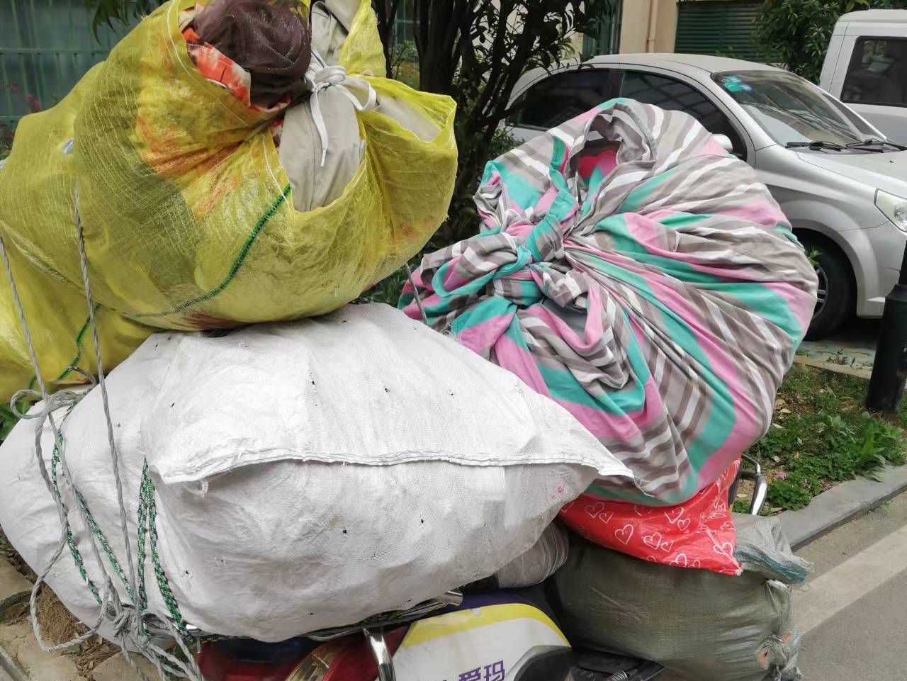 回收旧衣服,我们到底该怎么做?