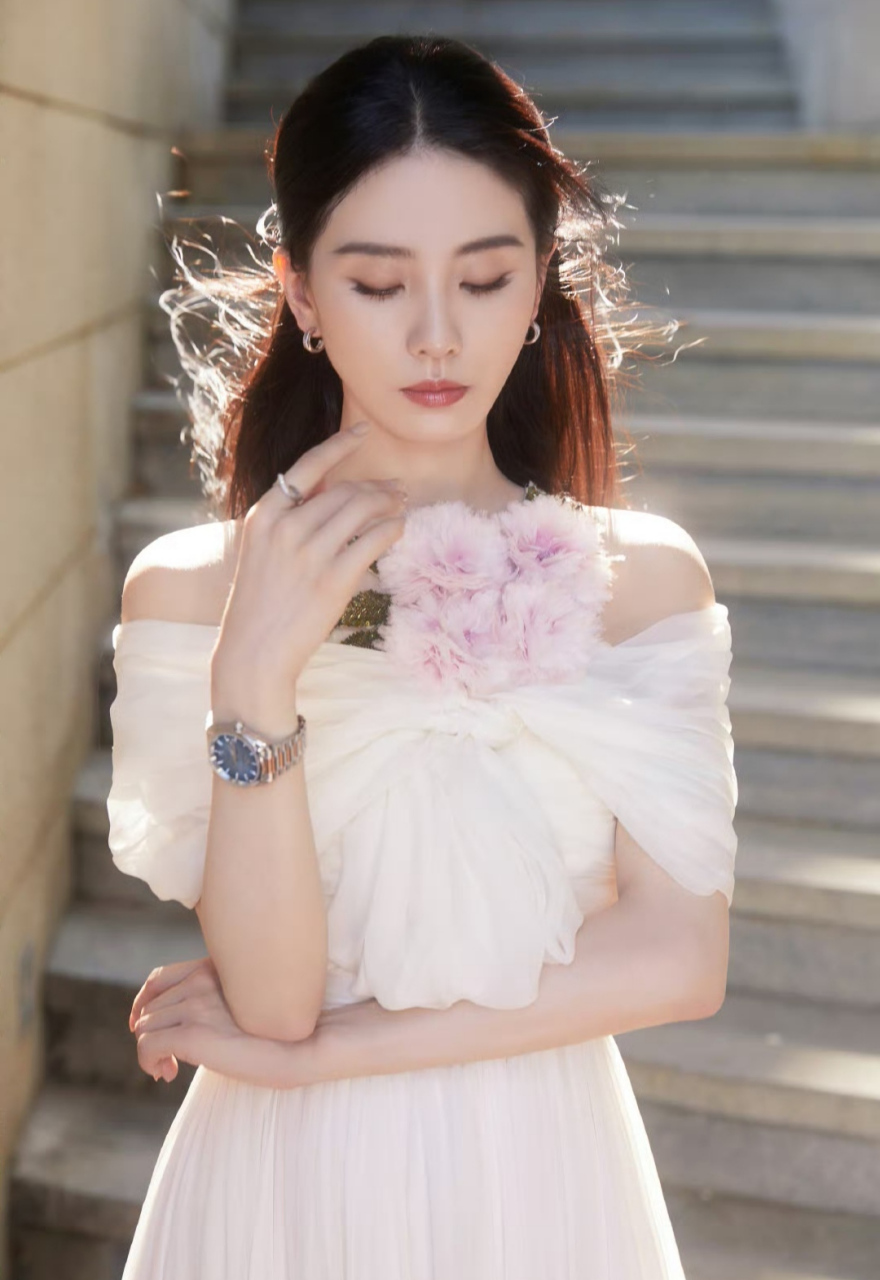 性感尤物,千娇百媚的#刘诗诗# 一袭白色素雅抹胸溜肩裙,肤白貌美的