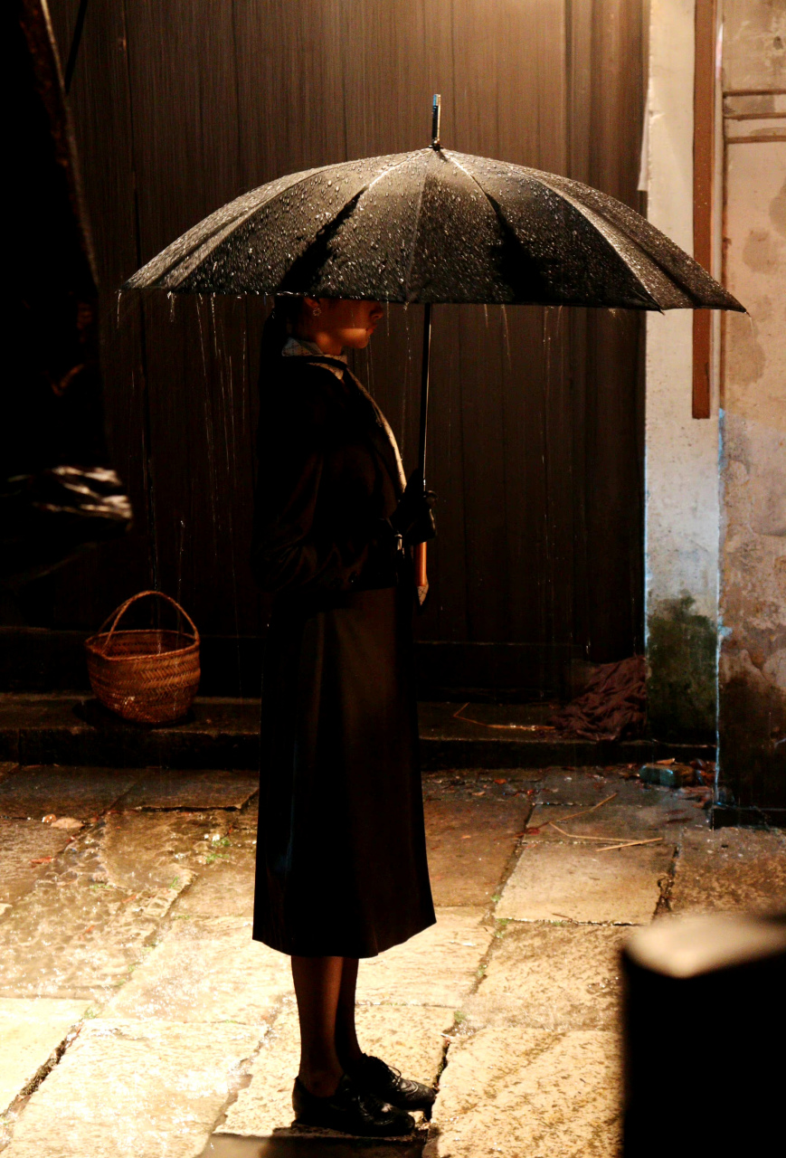 关晓彤撑伞有那味儿了,表情看起来像是刚刚执行完任务,小白兔秒切狠