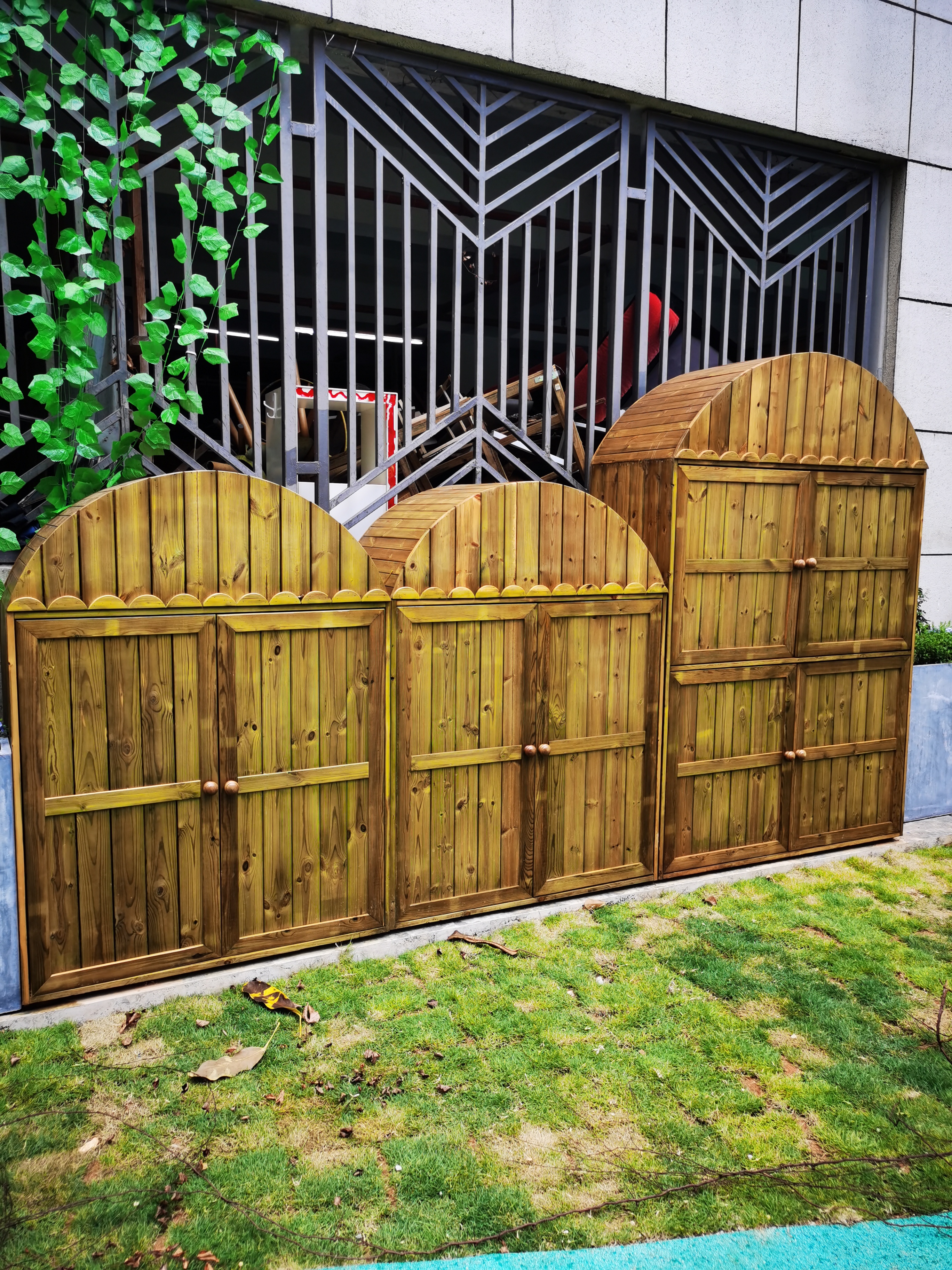 防腐木校园景墙:安全与美观并存的屏障