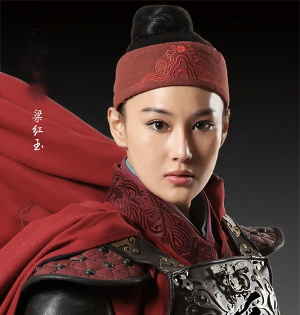 梁红玉一身戎装,站在船头奋力擂响了战鼓,铿锵激昂的鼓声震撼天地