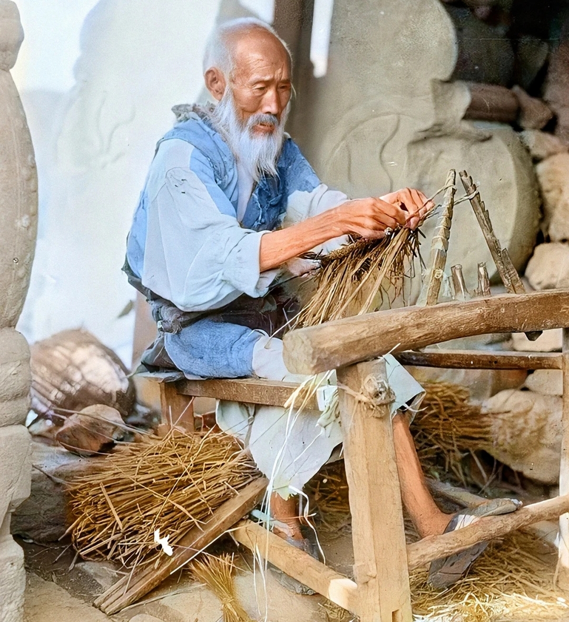 草鞋好穿吗?图为1917年编草鞋的老人