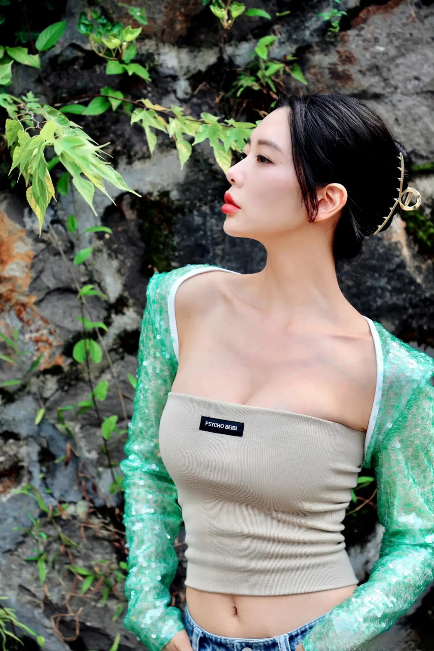 助我上热门# 克拉拉 李成敏 目前在中国发展 颜值,身材,演技都喊趑