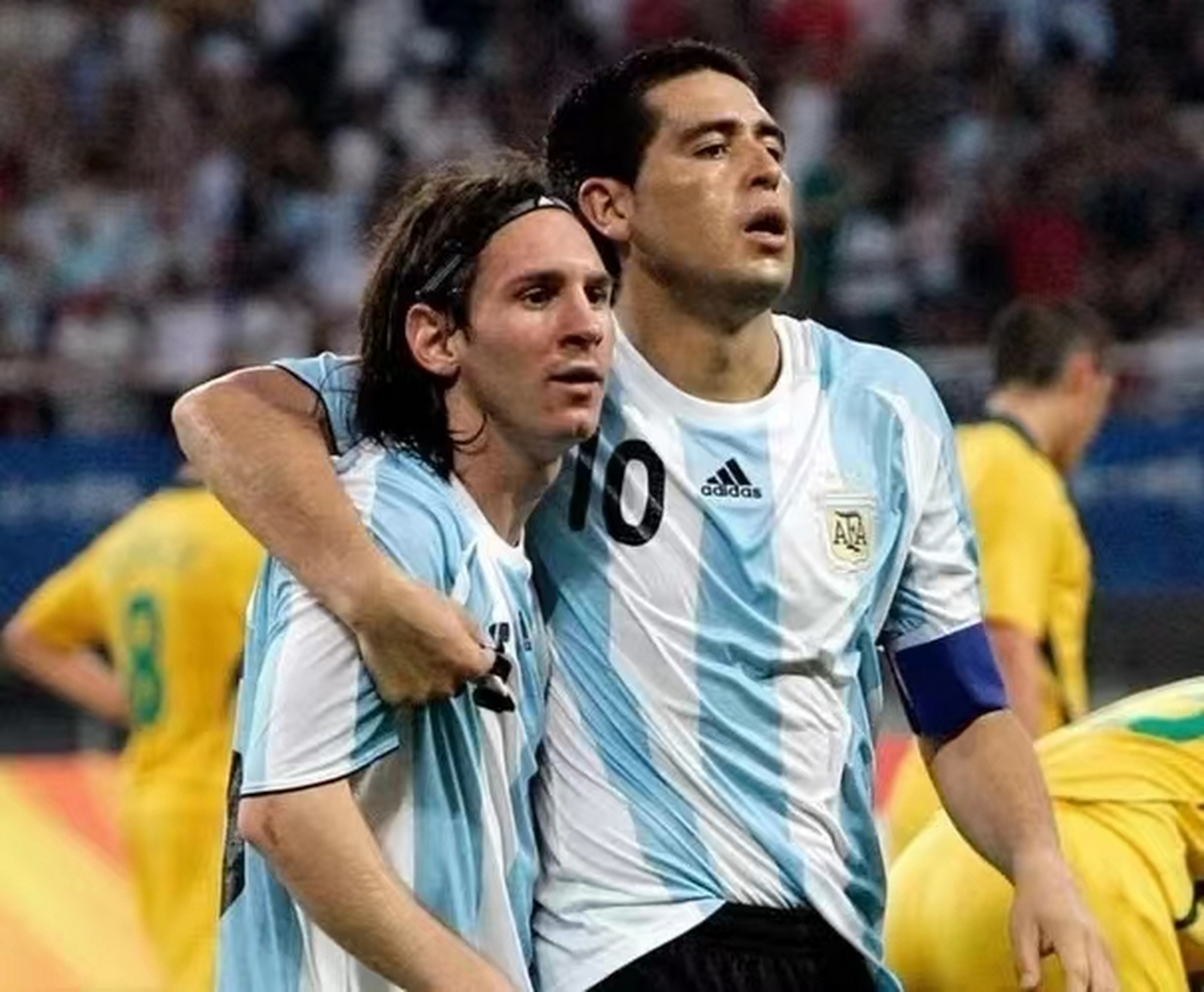 两代10号,梅西参加里克尔梅告别赛