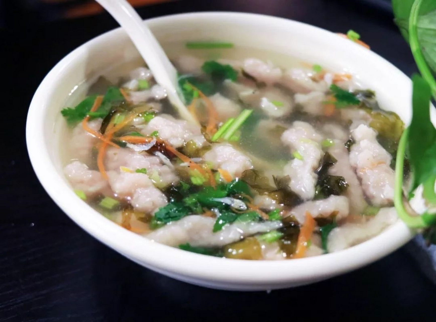 温州瘦肉丸是一种以瘦肉为主料,口感鲜美,营养丰富的传统小吃.
