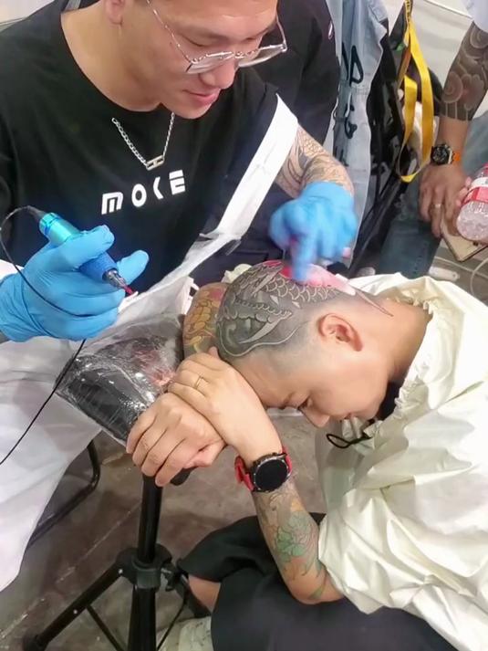 这光头配纹身,飒得像把出鞘的冷剑,满是生人勿近的致命吸引力