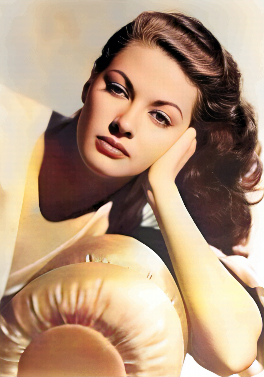 上世纪50年代,盛装打扮的美国女演员伊冯娜·德·卡洛,身穿华丽的长裙