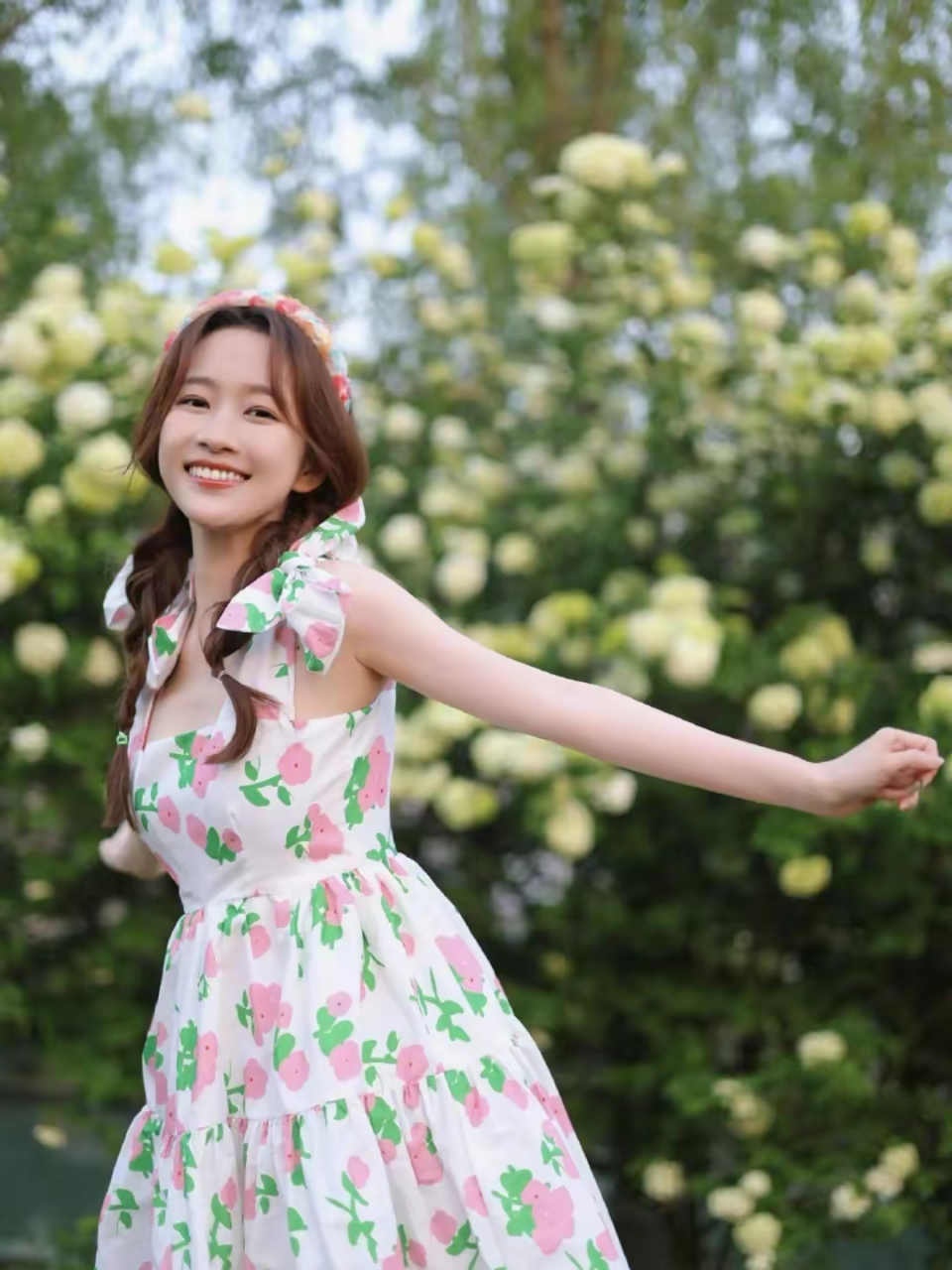 网友:陈美含双扎麻花辫搭配碎花连衣裙,笑容甜美可爱