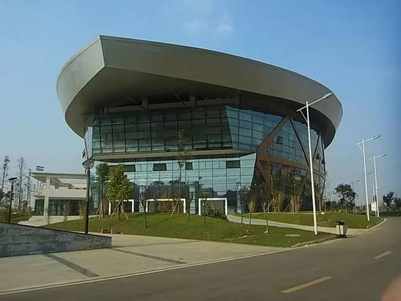 天府公园城市生活美学# 成都熊猫体育公园:整个园区内绿草如茵,空气