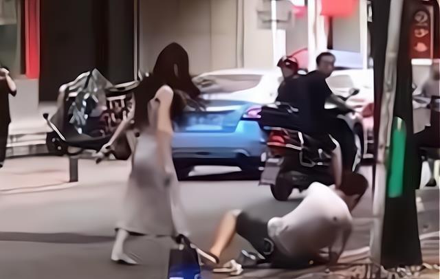湖南:情侣街头吵架,女子暴打男友疑因未给自己买包,网友:真不值