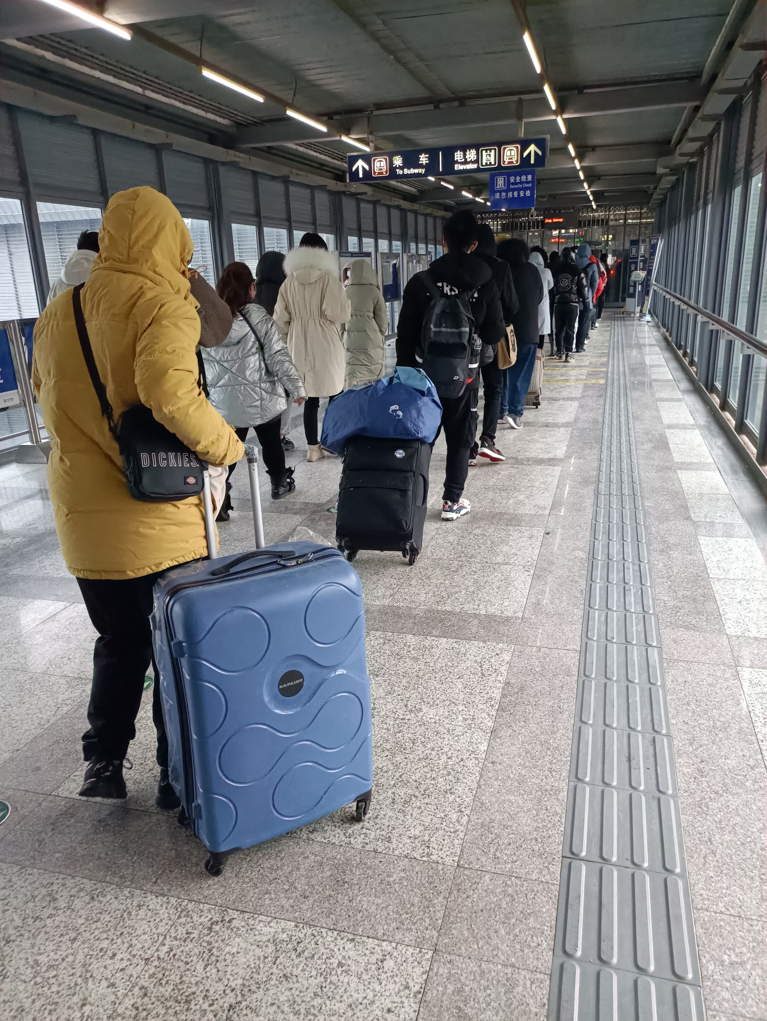 这么早,春运开始了吗?今天坐地铁拉行李箱的好多!