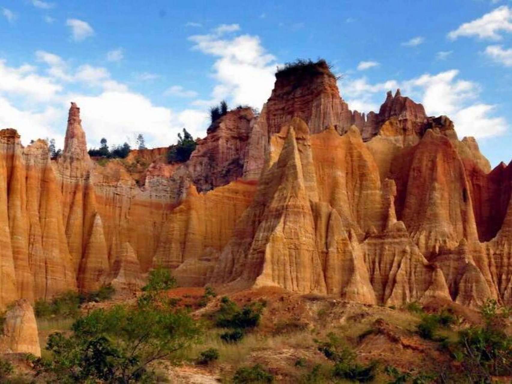 云南元谋土林  元谋土林,位于云南楚雄州元谋县物茂乡,与陆良彩色沙林