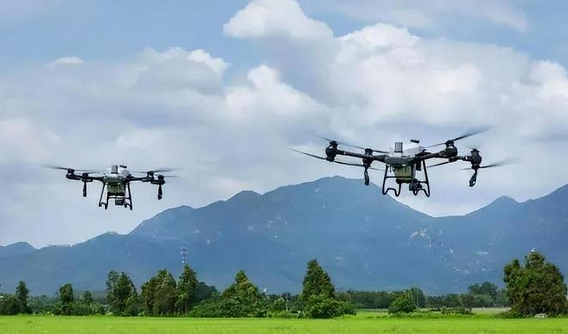 从战区回来的他(老百姓)看到的是:先是用无人机侦察,然后再用无人机来