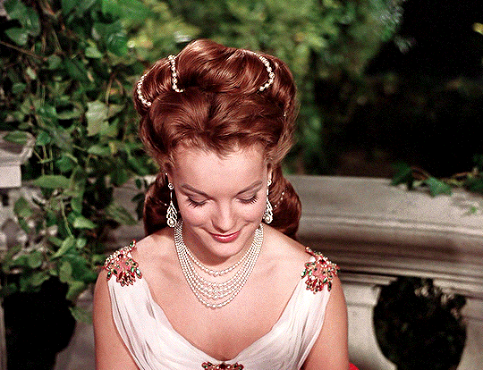 之前所说的所有关于她的缺点在她扮演茜茜公主时都成了优点.