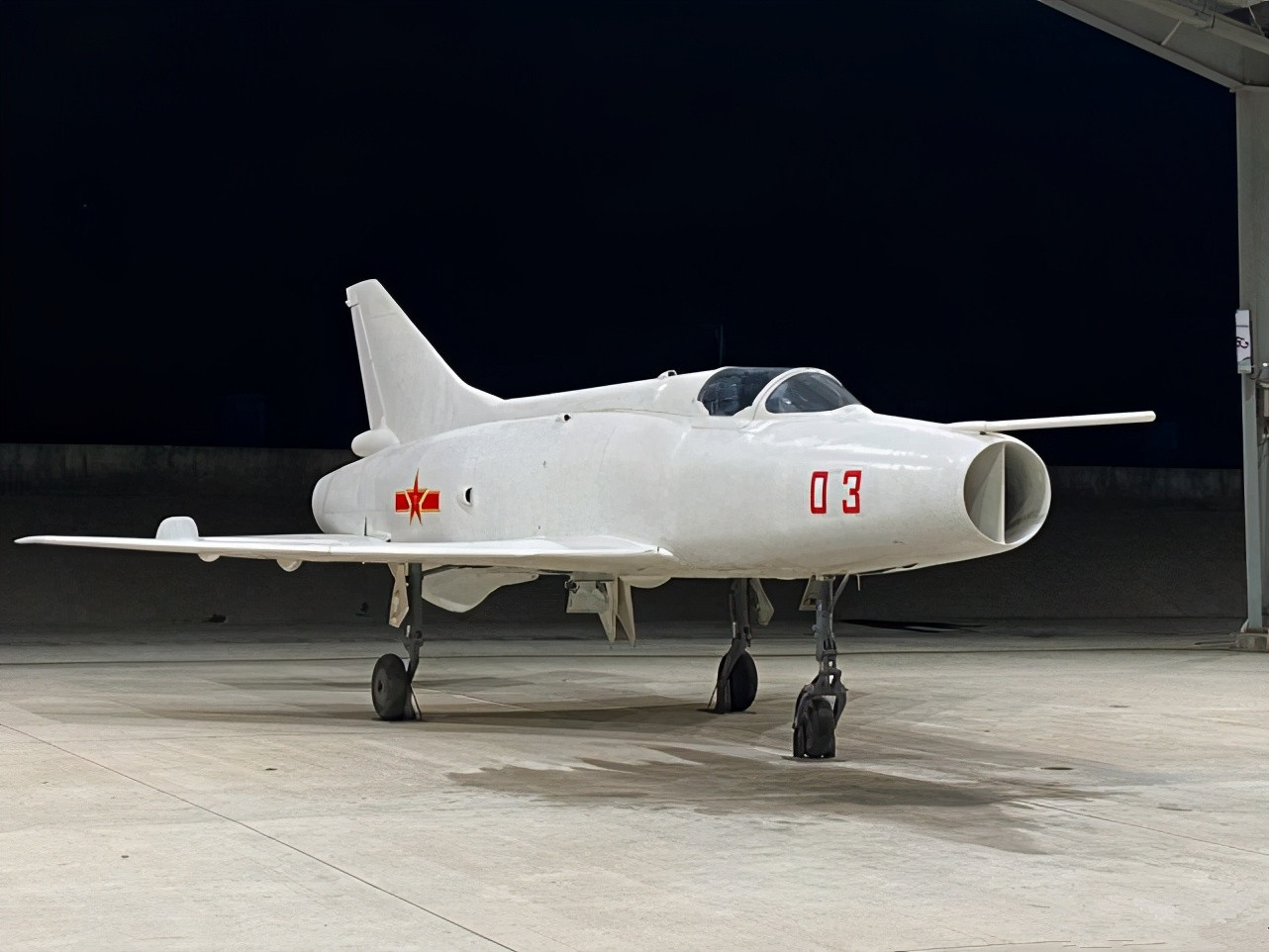 中国的歼12战斗机:体积小重量轻达世界之最,装进卡车里就能带走