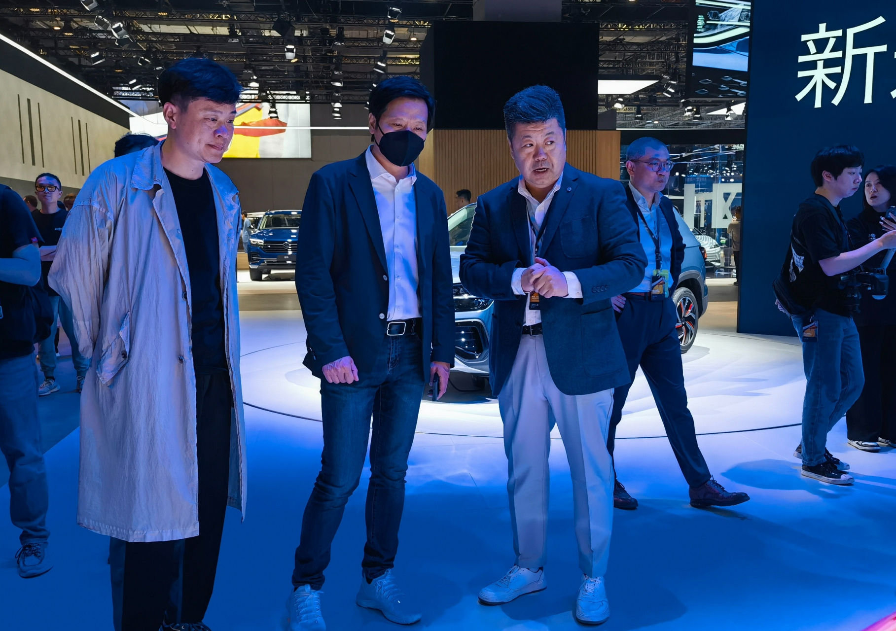 不知道大伙有没有注意到,上海车展上,网红吴佩一直跟在雷军的旁边.