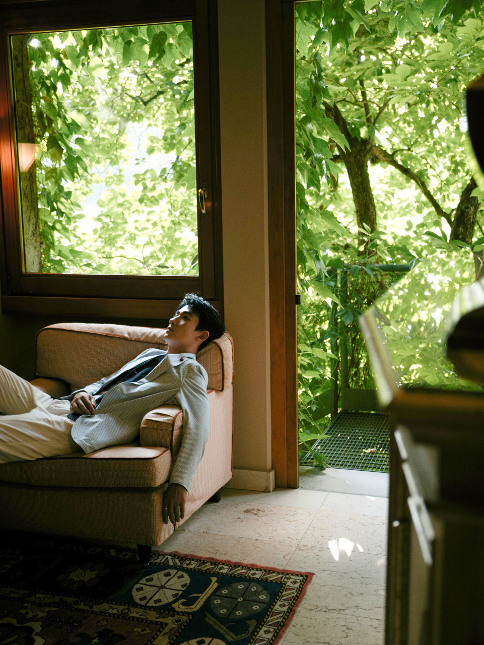 朱一龙立秋背影照,温暖的大帅哥#立秋