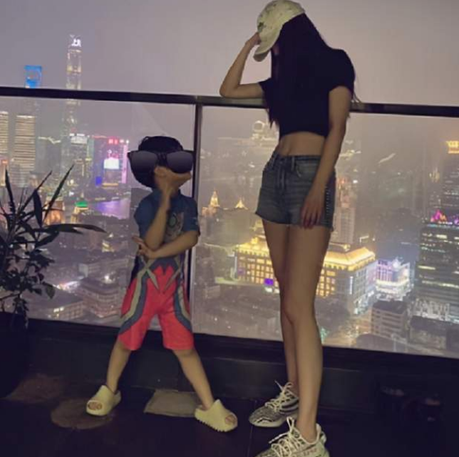 杨颖带儿子飞巴黎看秀,6岁小海绵正面照曝光,一点也不像黄晓明