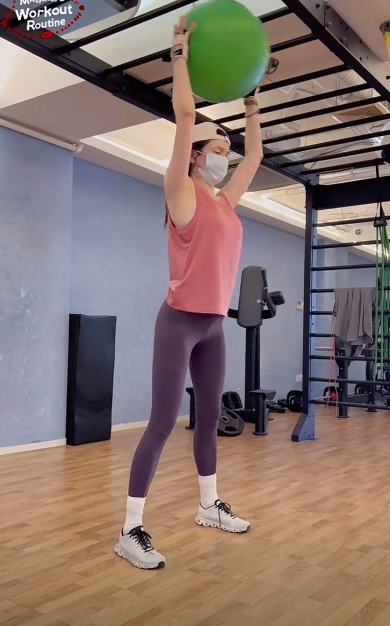 江疏影分享健身日常,她那么瘦却还坚持去塑形,马上年底要参加各种红毯