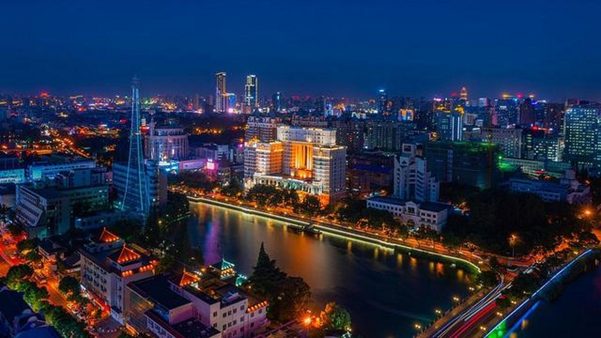 南通是江苏省的一座城市,位于长江口的北岸,东临黄海.