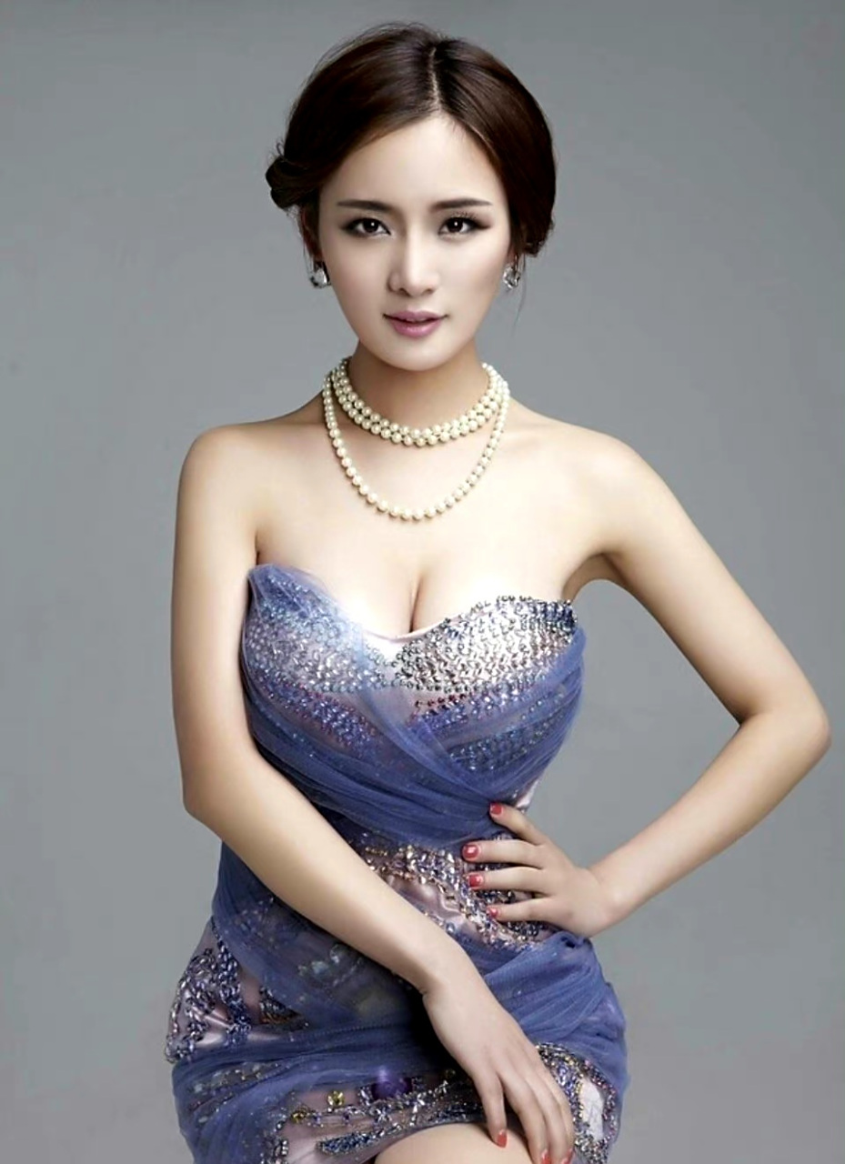 黎丹 有认识的吗?  我刚看到还以为是杨幂呢