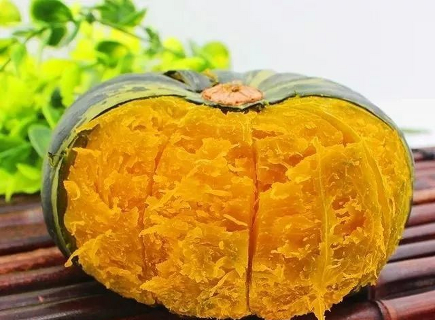 作为南瓜的一个品种,个头小,颜色深,身上的各色小条纹状坑纹,一眼