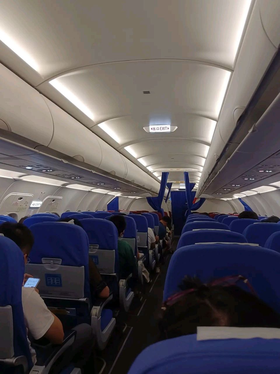 因为飞机晚点,在广州白云机场候机大厅吃晚餐,隔壁大哥买了一瓶茅台自