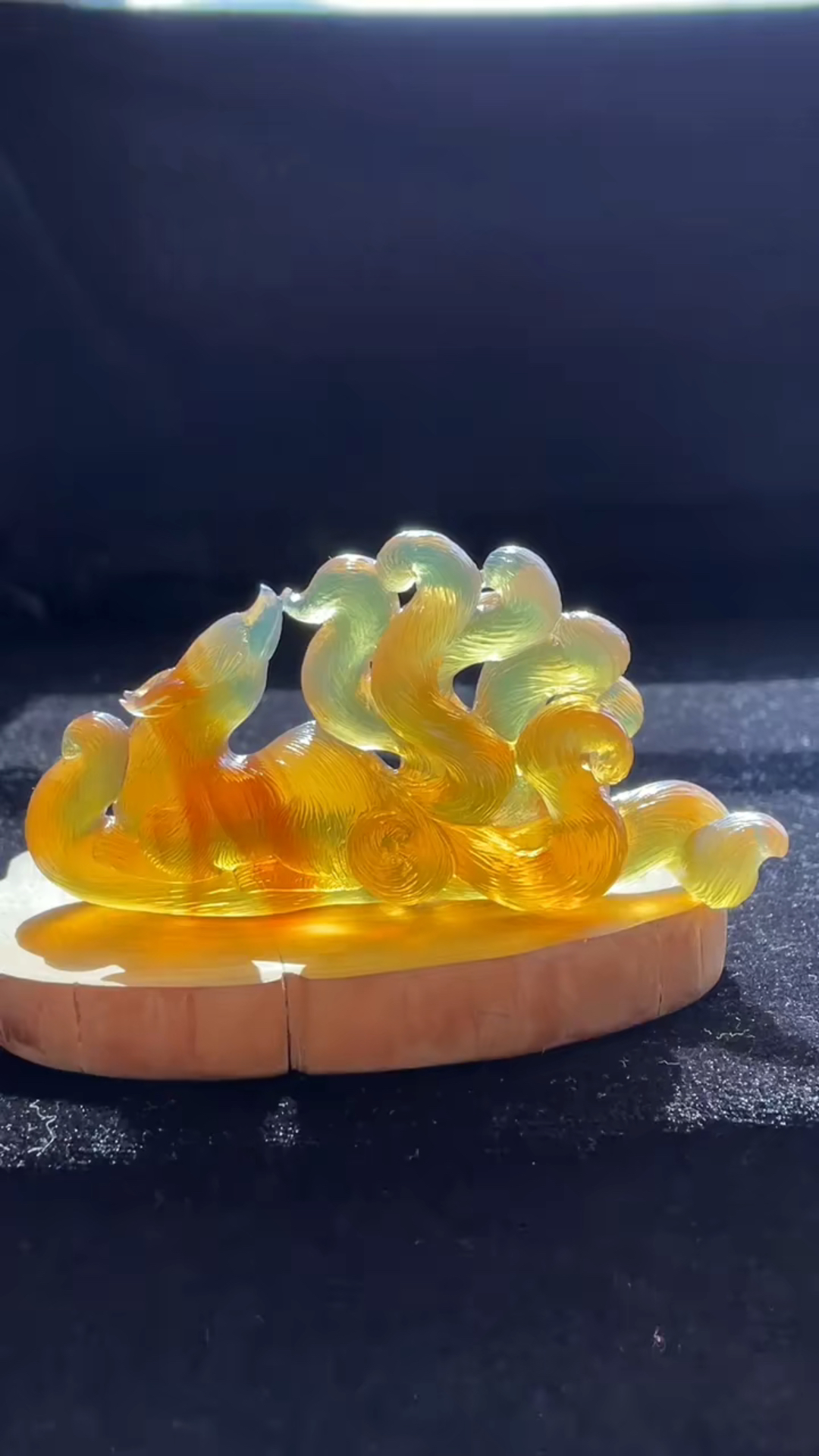 缅甸琥珀金棕泛蓝精品雕刻九尾狐摆件