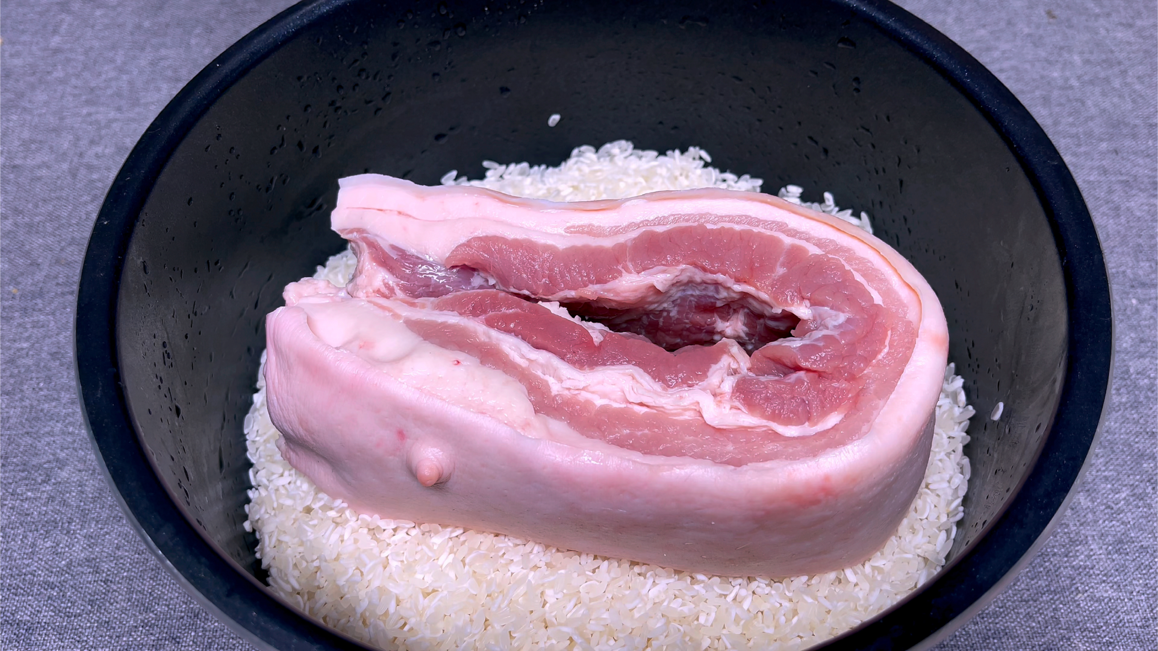 五花肉放入大米中焖一下,出锅就是经典名菜,做法简单好吃还不腻