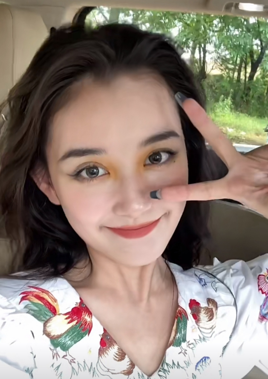 蒋依依分享美照,一张甜笑一张扮酷,发型也不一样,气质不错,外形条件