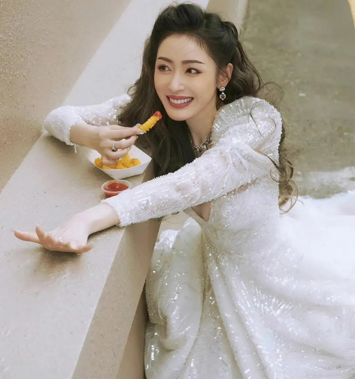 秋日生活创作季# 公主般可爱的张天爱,白裙深v尽显好身材