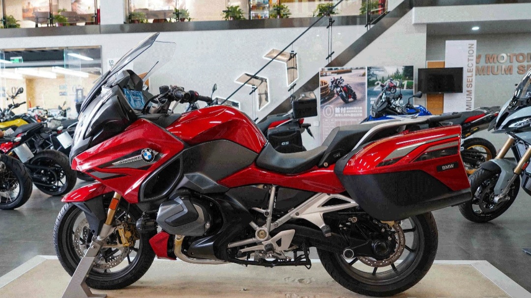宝马r1250rt,商务人士坐骑?其实它是旅行车