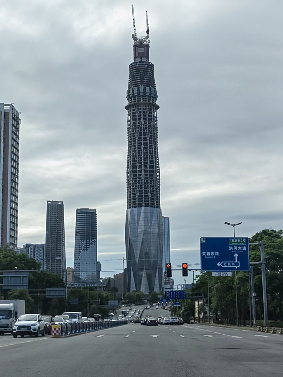 成都绿地中心,468云里,随着绿地的出险,也暂时处于烂尾的状态. 以前,