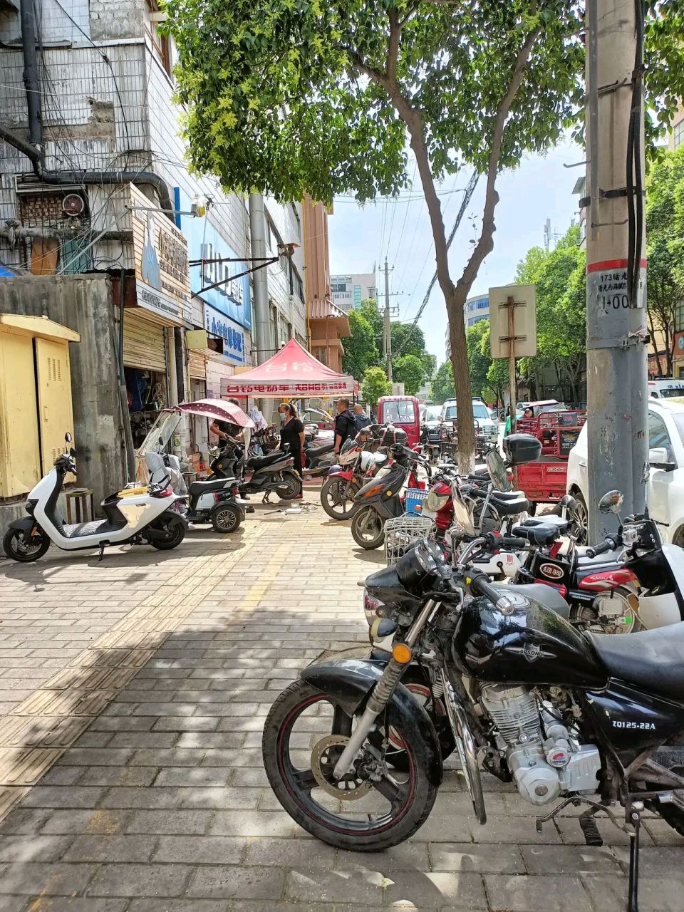 電動車騎到半路,沒電了,找了附近一家摩托車修理部快充,老闆說:1塊錢