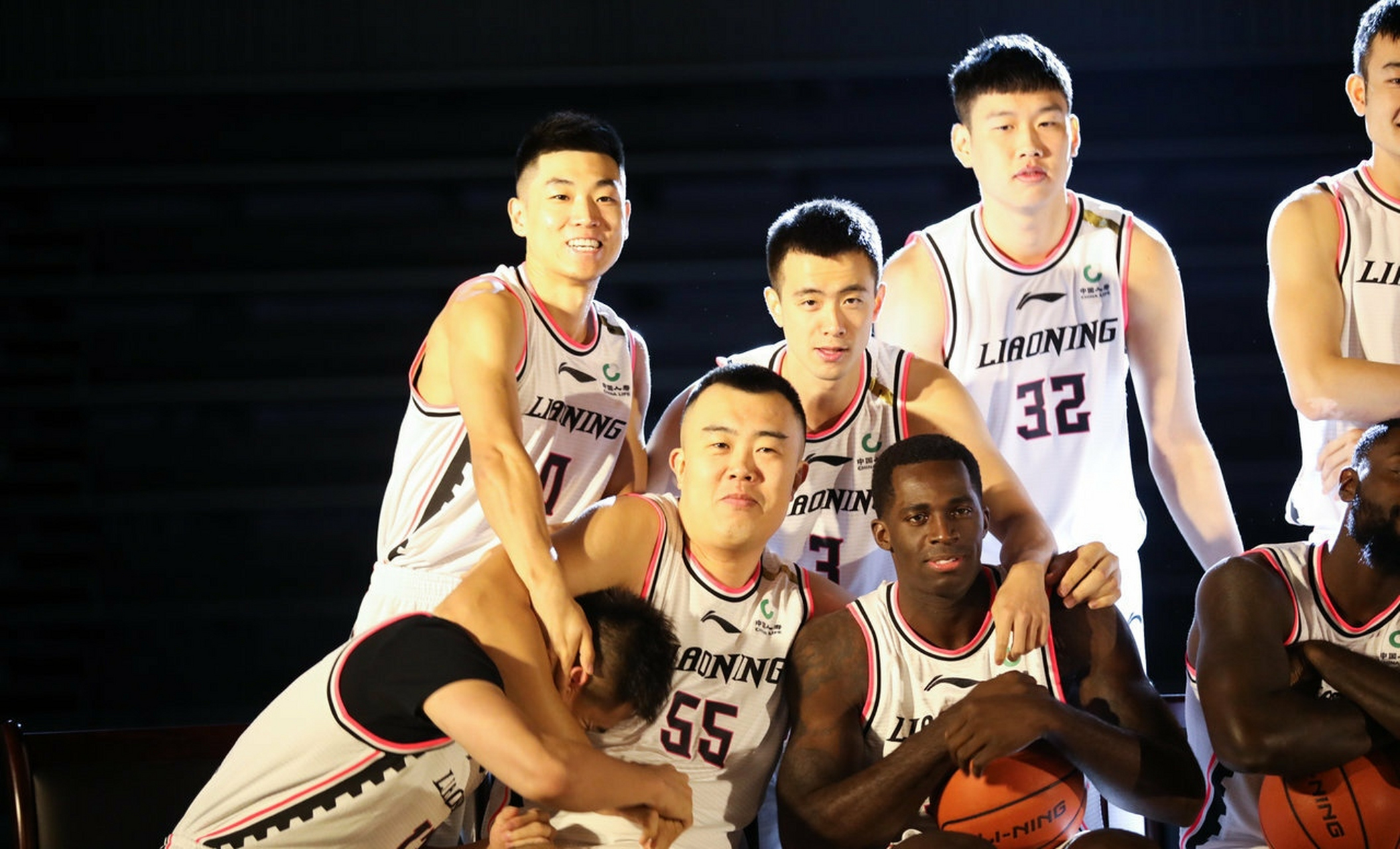 辽宁男篮合影,球场上的好兄弟,合影就要开开心心!#辽宁男篮# #郭艾伦