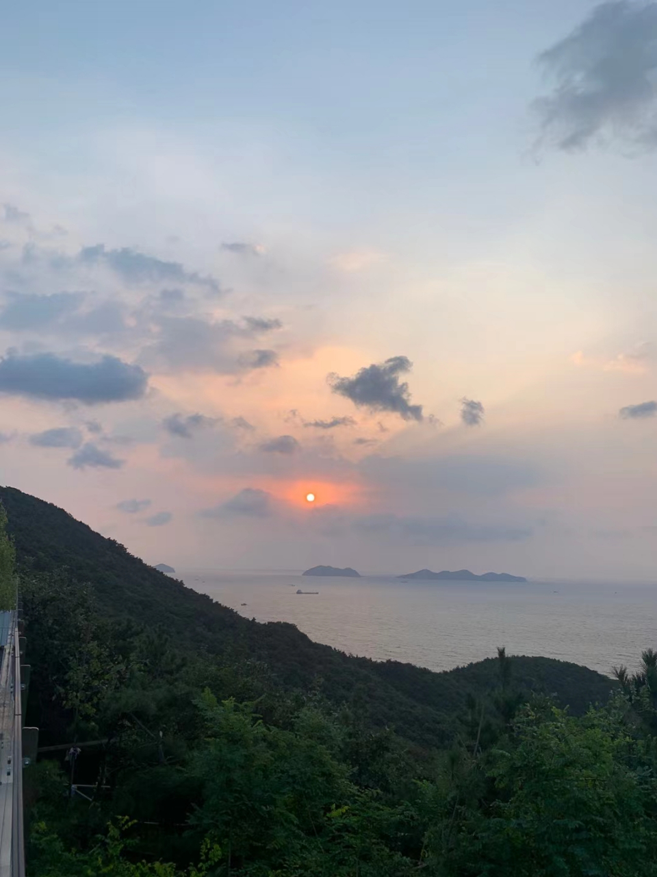 半山半海半边天 雀唱翠白绕谷问 极目白帆驶空尽 烟云飘渺醉神仙 大连