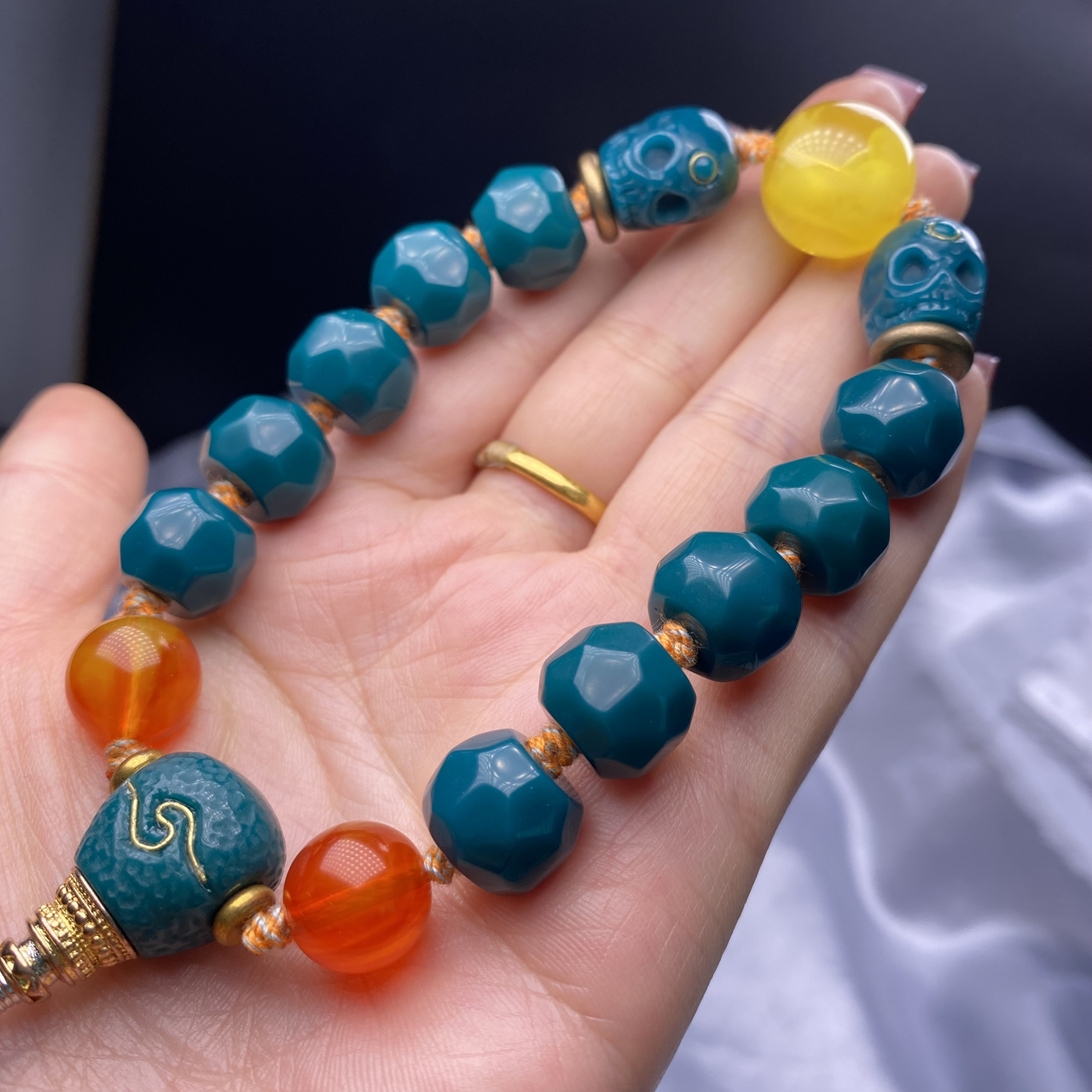 极品金龙山玉化牛油果绿无相珠手持,全品玉化通透,尺寸13×11mm,总重