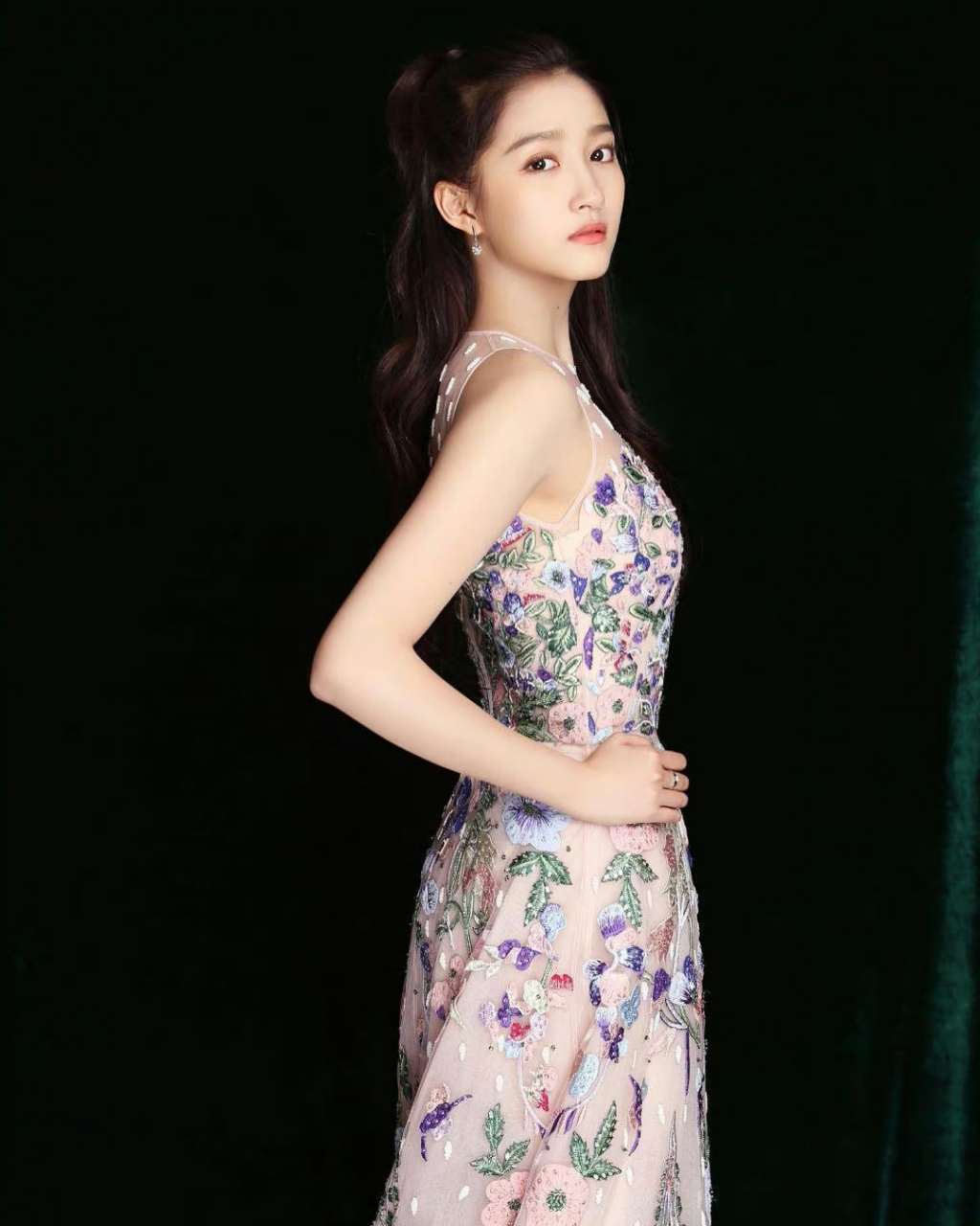 关晓彤# 一袭碎花连衣纱裙,清纯甜美的脸蛋儿,白皙水嫩的肌肤,婀娜