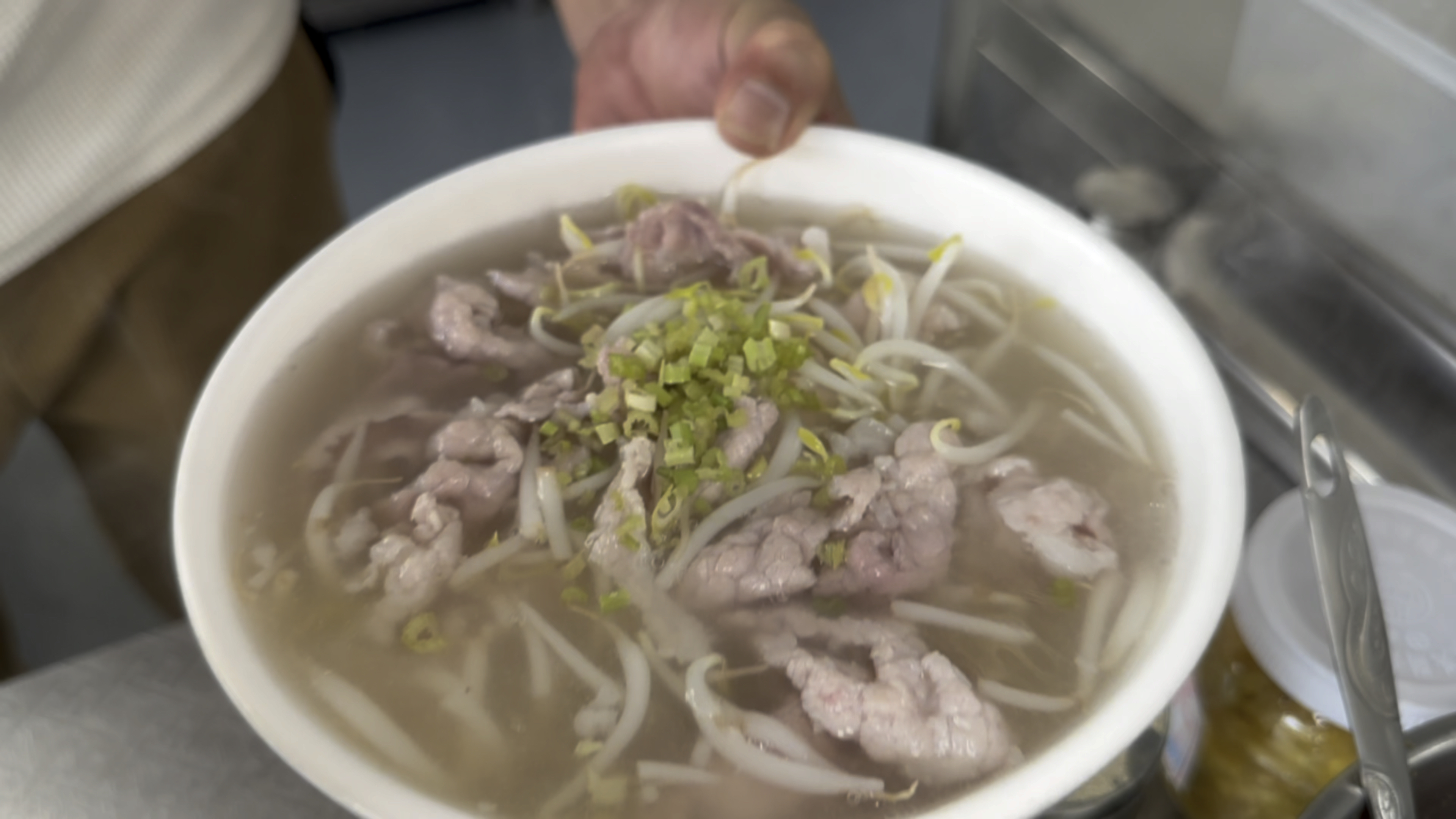 揭阳手工汤面,大地鱼粉加持汤鲜味美,猪肉鲜嫩面条有弹性口感好