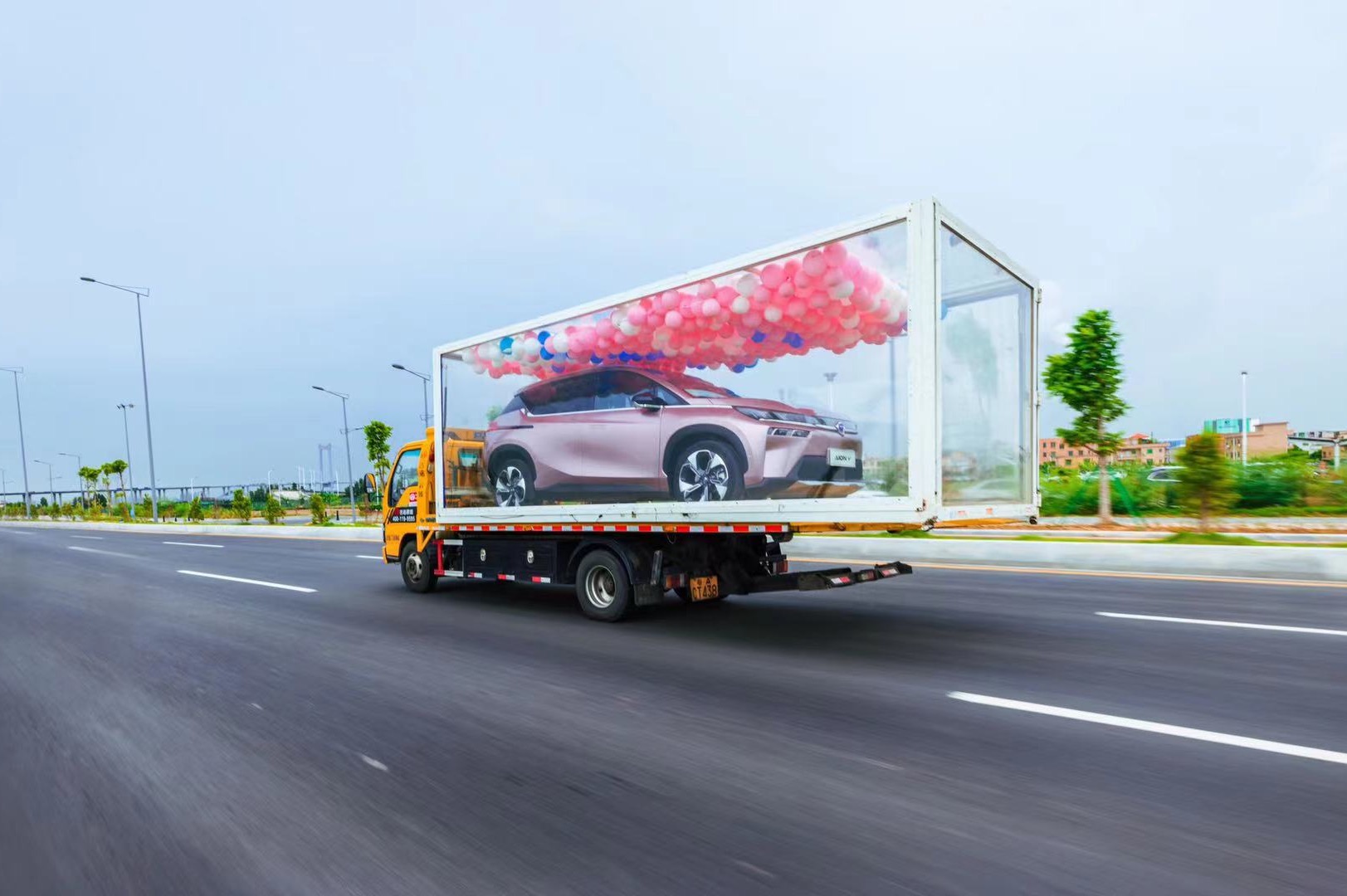 aion冰玫粉天团交车进行中,透明集装箱刷街霸屏