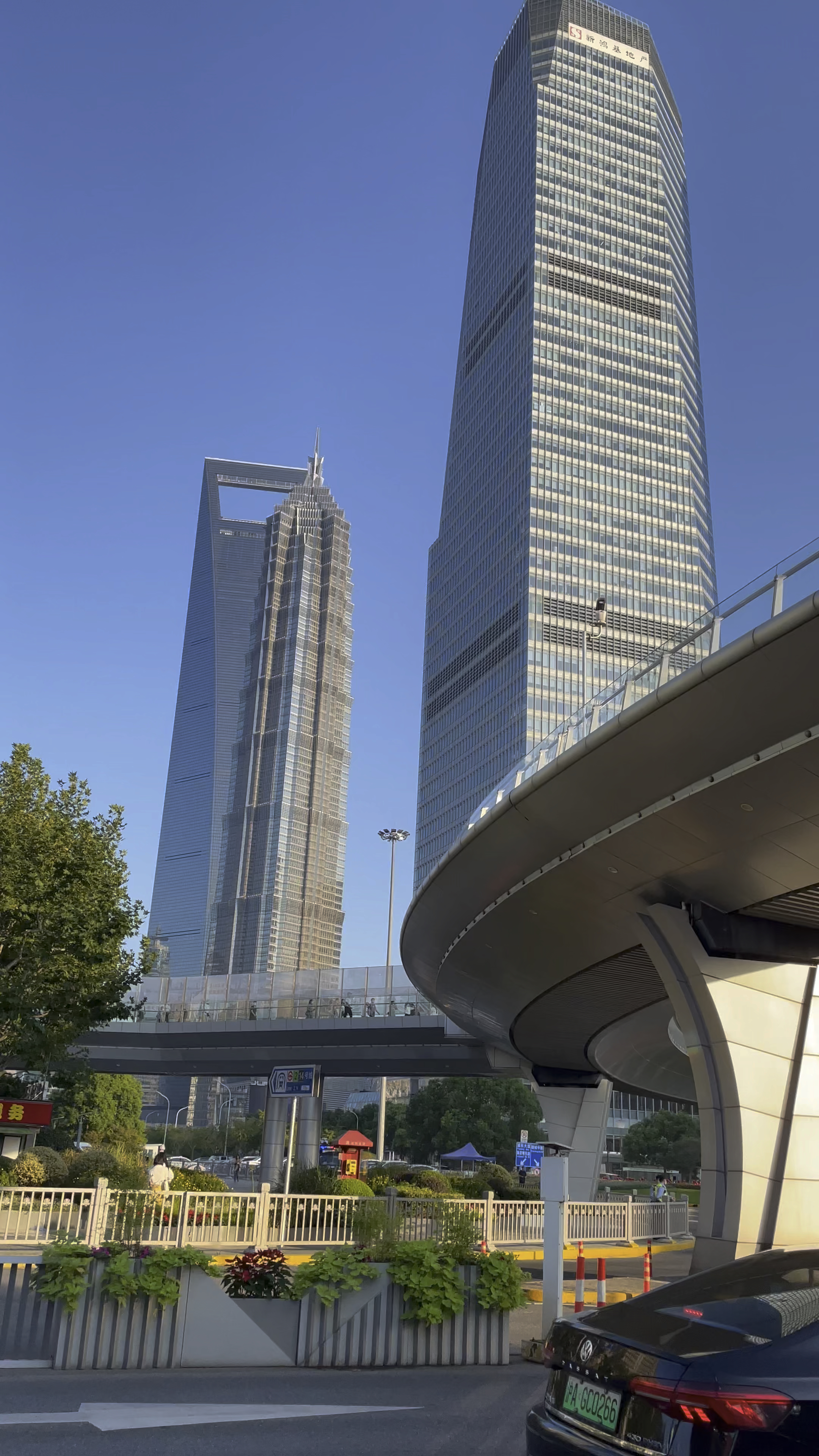 上海陆家嘴圆形天桥附近街景随拍-度小视